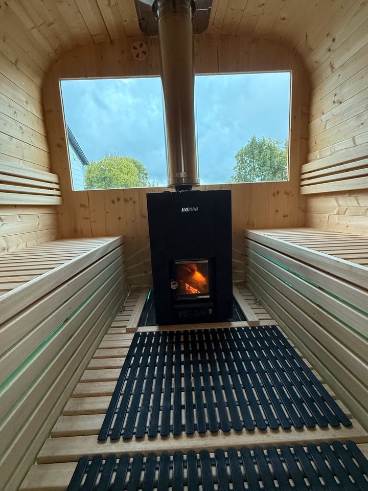 Innenraum der Miet-Fasssauna mit Holzofen