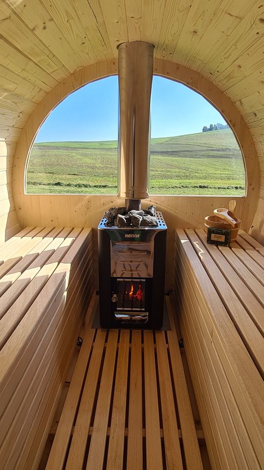 Fasssauna mit Panoramafenster